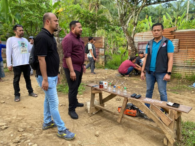Polrestabes Medan menggerebek kawasan rawan narkoba di Deli Serdang. [Istimewa]